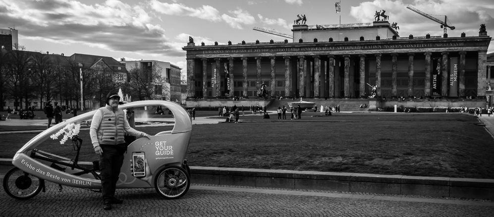 Die Rikscha samt Fahrer vor dem Lustgarten.